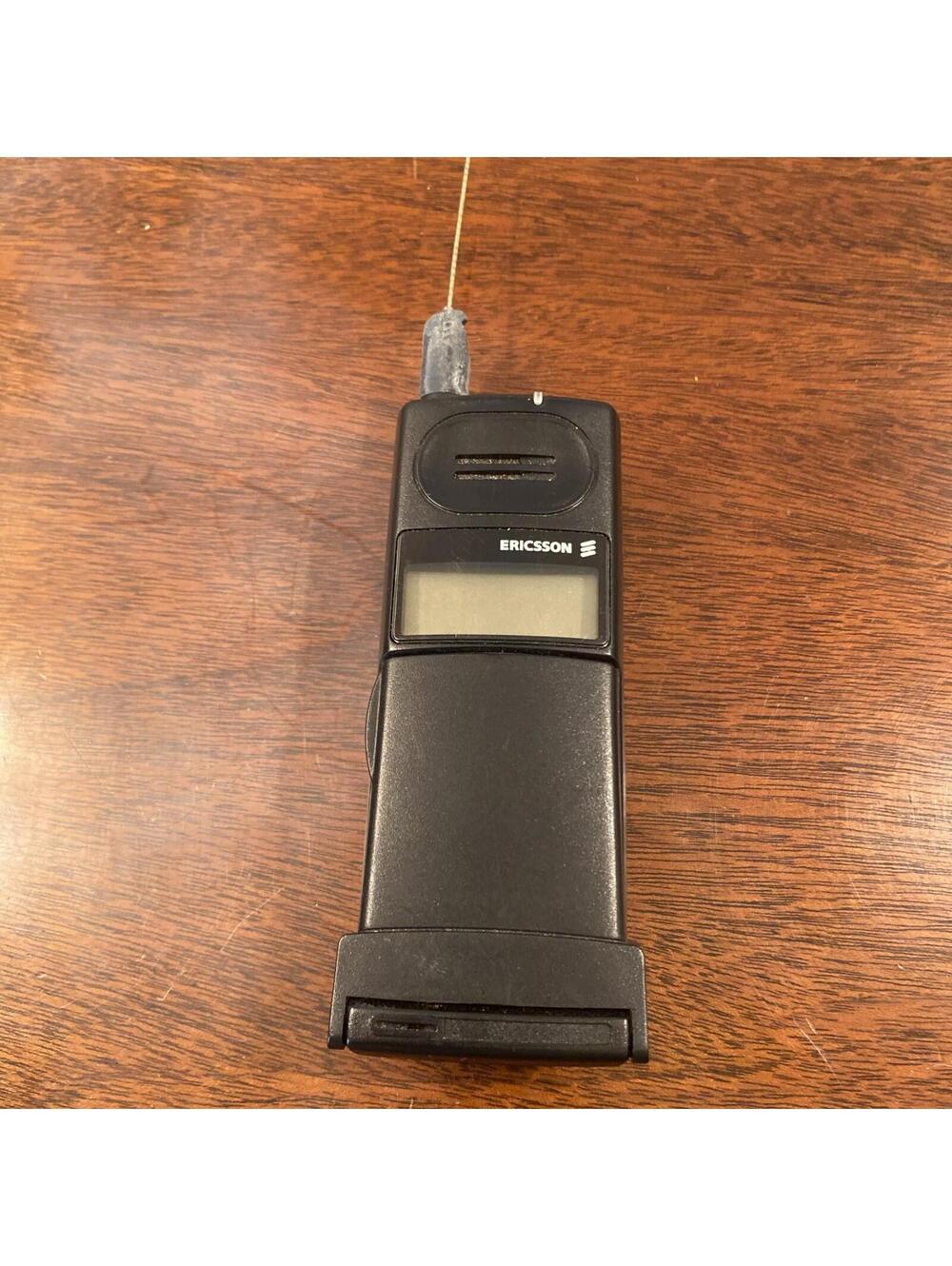 Rare vintage Ericsson Micro-Portable Flipfone Cellular Phone Model KRC 113 177